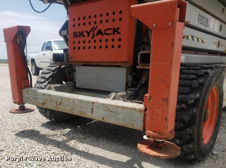 image for item IP9358 2005 Skyjack SJ7127  scissor lift