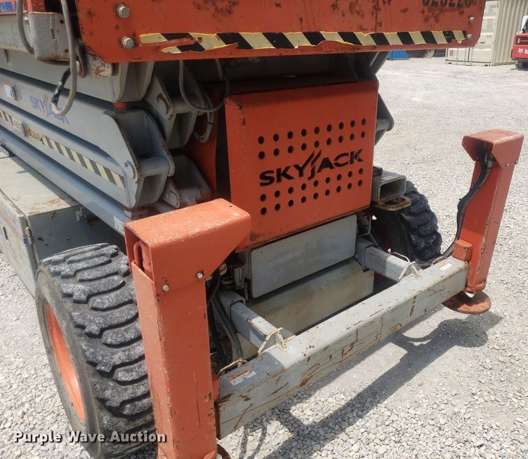 image for item IP9358 2005 Skyjack SJ7127  scissor lift