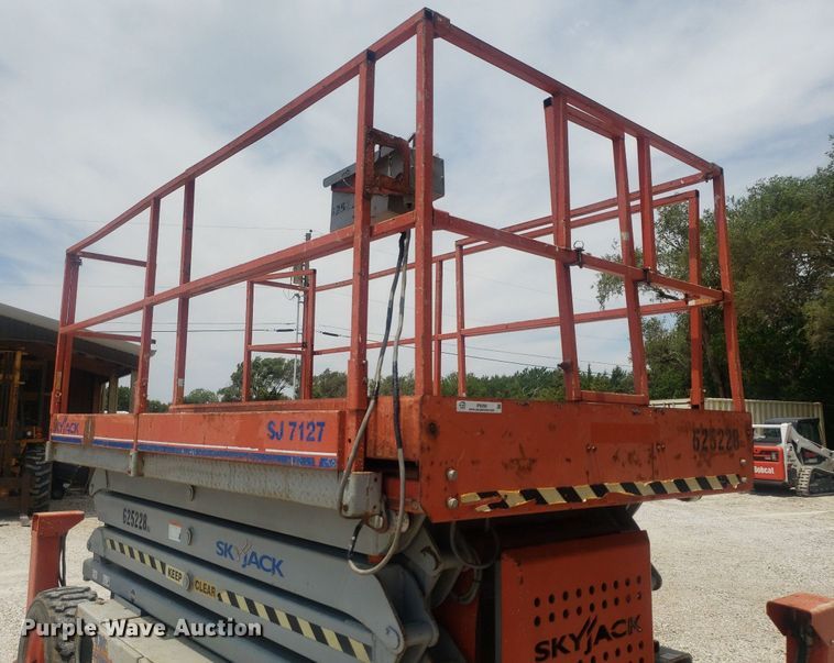 image for item IP9358 2005 Skyjack SJ7127  scissor lift