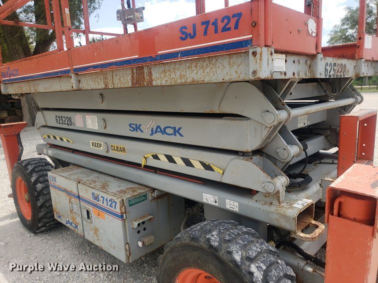 image for item IP9358 2005 Skyjack SJ7127  scissor lift