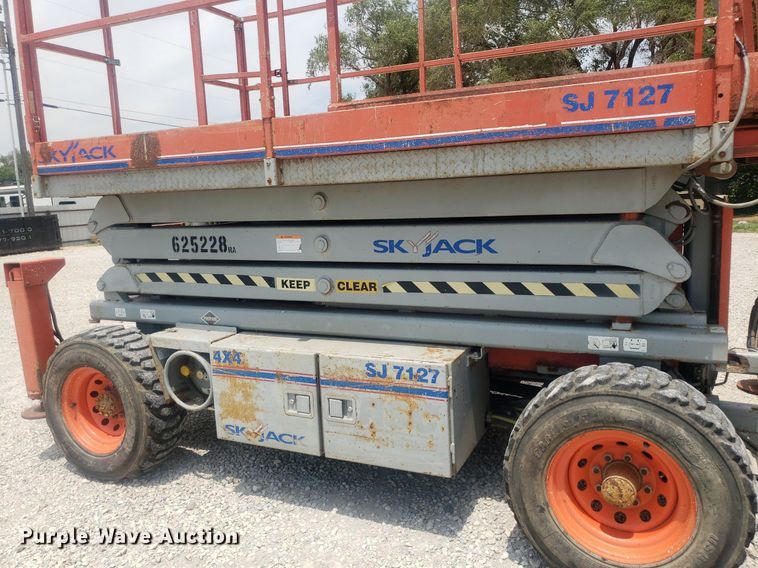 image for item IP9358 2005 Skyjack SJ7127  scissor lift