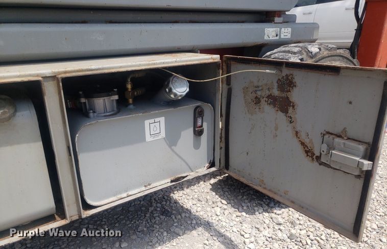 image for item IP9358 2005 Skyjack SJ7127  scissor lift