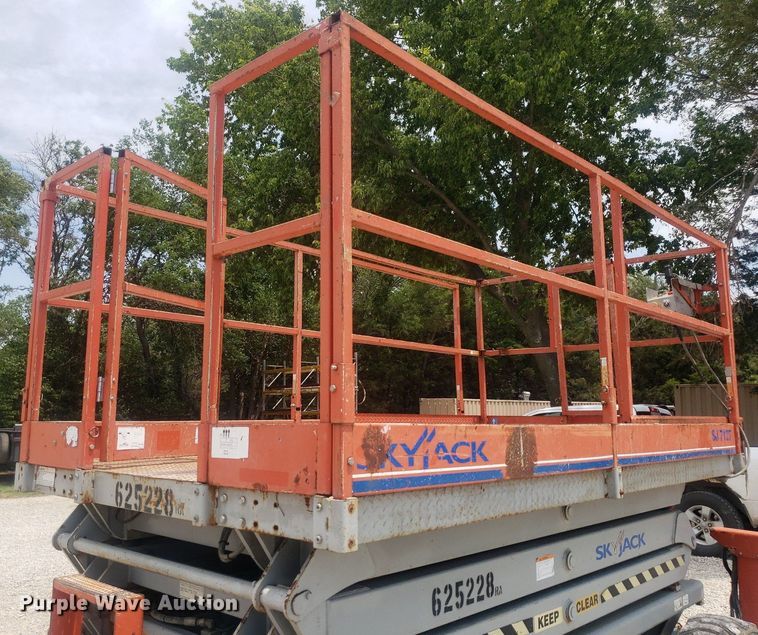 image for item IP9358 2005 Skyjack SJ7127  scissor lift