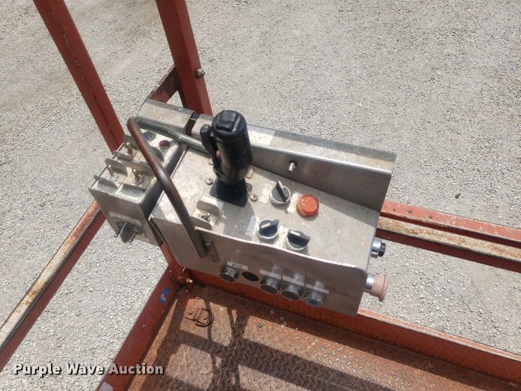 image for item IP9358 2005 Skyjack SJ7127  scissor lift