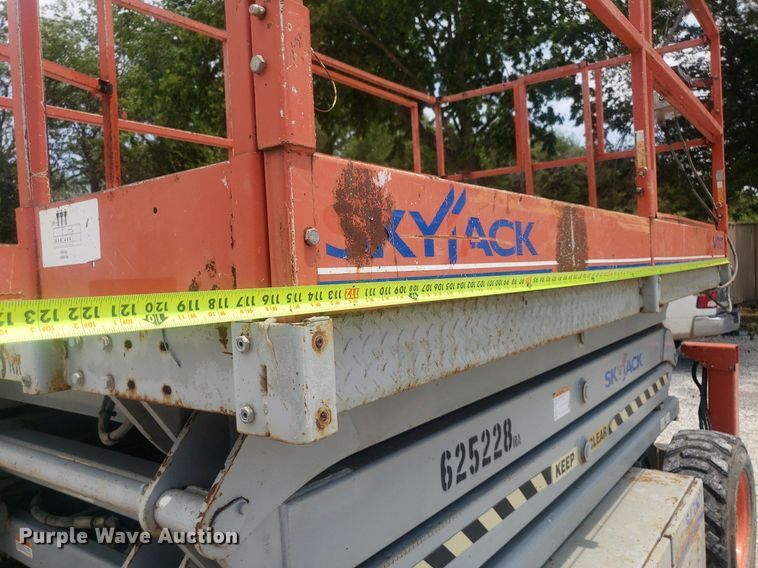 image for item IP9358 2005 Skyjack SJ7127  scissor lift