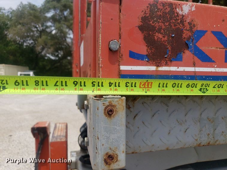 image for item IP9358 2005 Skyjack SJ7127  scissor lift