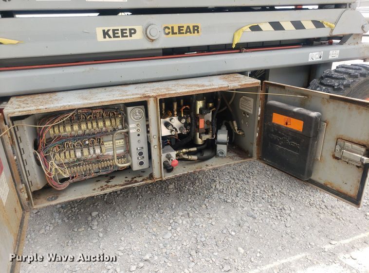 image for item IP9358 2005 Skyjack SJ7127  scissor lift