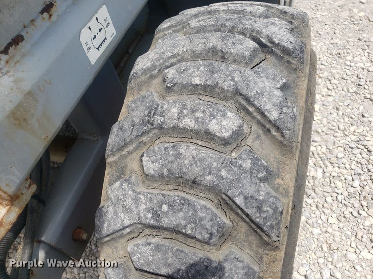 image for item IP9358 2005 Skyjack SJ7127  scissor lift