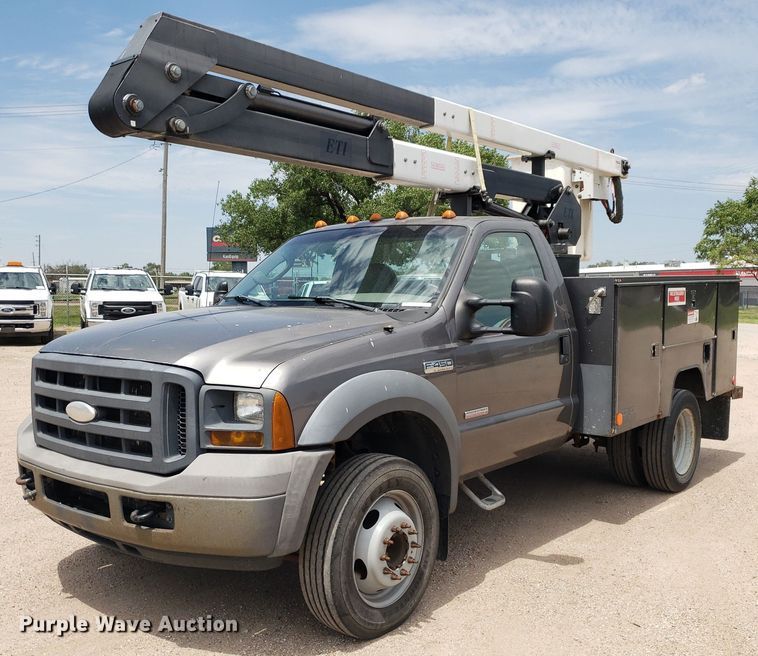 image for item IP9382 2005 Ford F450 Super Duty  bucket truck