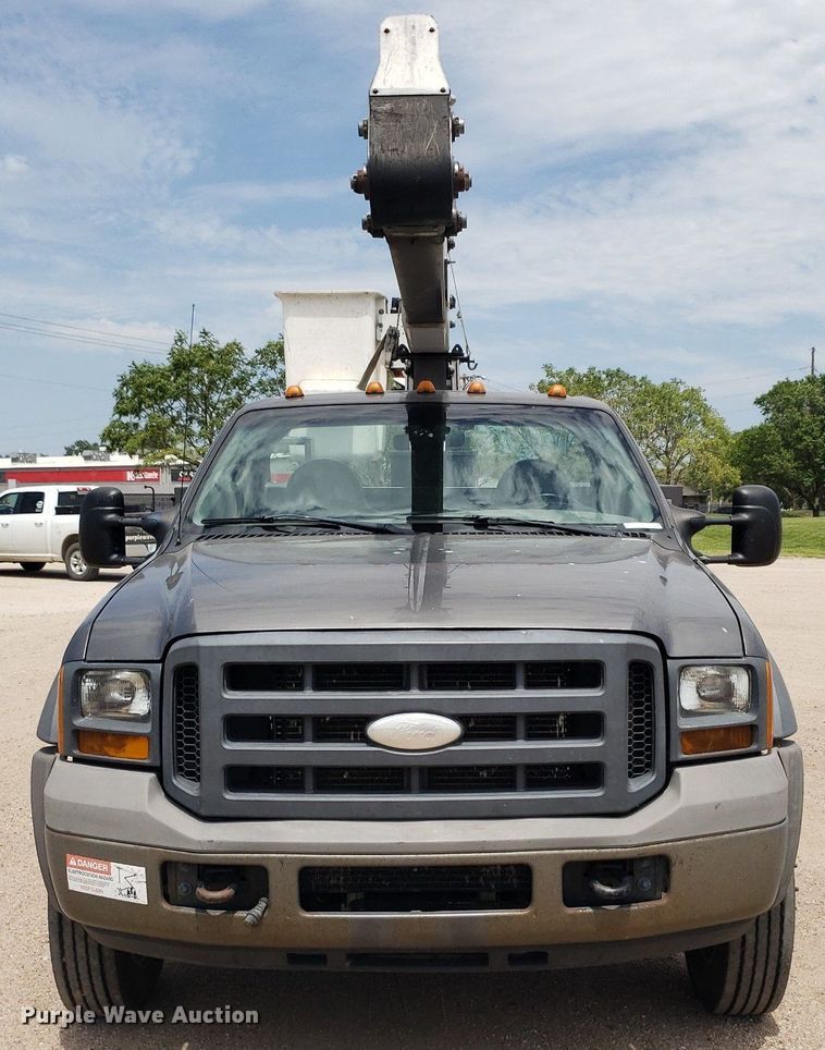image for item IP9382 2005 Ford F450 Super Duty  bucket truck