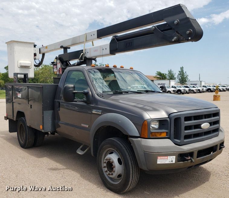 image for item IP9382 2005 Ford F450 Super Duty  bucket truck