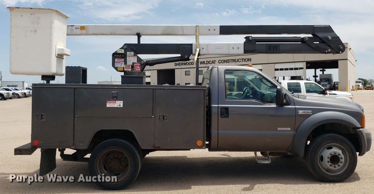 image for item IP9382 2005 Ford F450 Super Duty  bucket truck