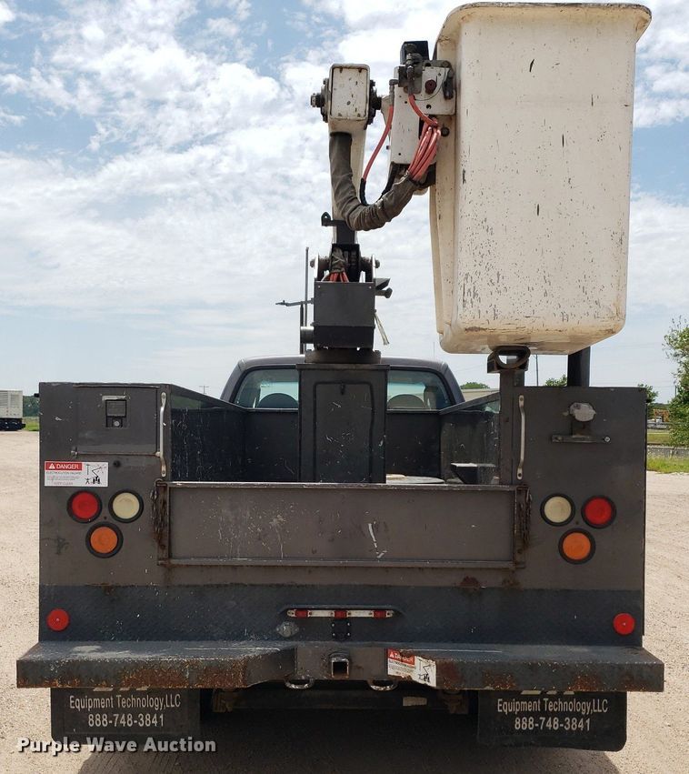 image for item IP9382 2005 Ford F450 Super Duty  bucket truck