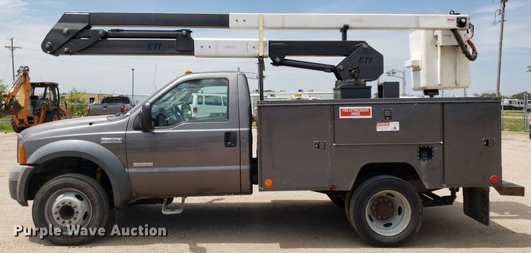image for item IP9382 2005 Ford F450 Super Duty  bucket truck