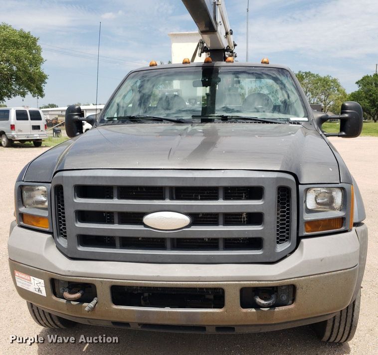 image for item IP9382 2005 Ford F450 Super Duty  bucket truck