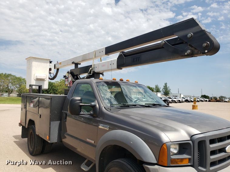 image for item IP9382 2005 Ford F450 Super Duty  bucket truck