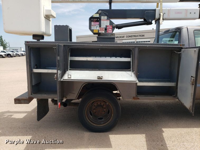 image for item IP9382 2005 Ford F450 Super Duty  bucket truck