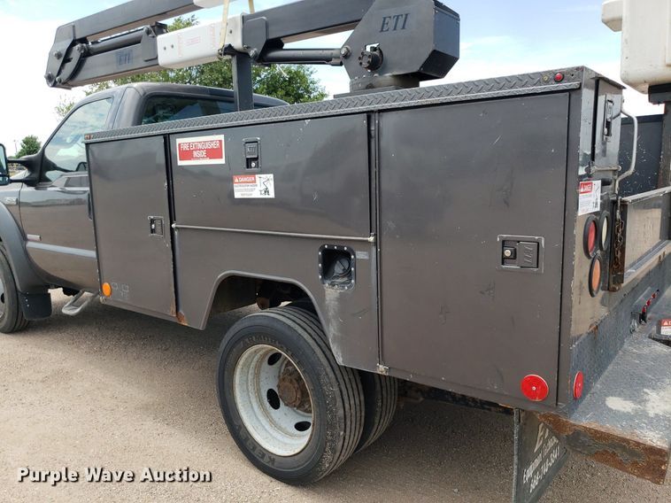 image for item IP9382 2005 Ford F450 Super Duty  bucket truck