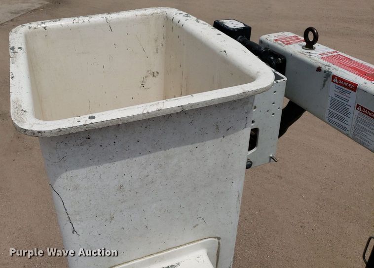 image for item IP9382 2005 Ford F450 Super Duty  bucket truck