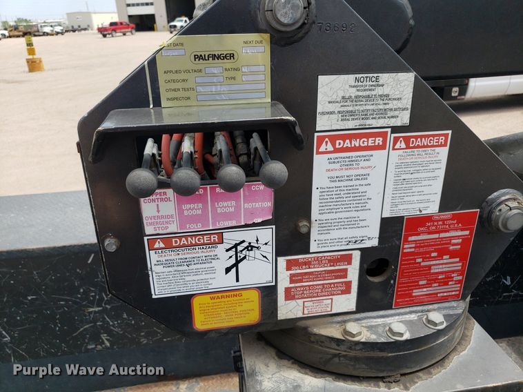 image for item IP9382 2005 Ford F450 Super Duty  bucket truck