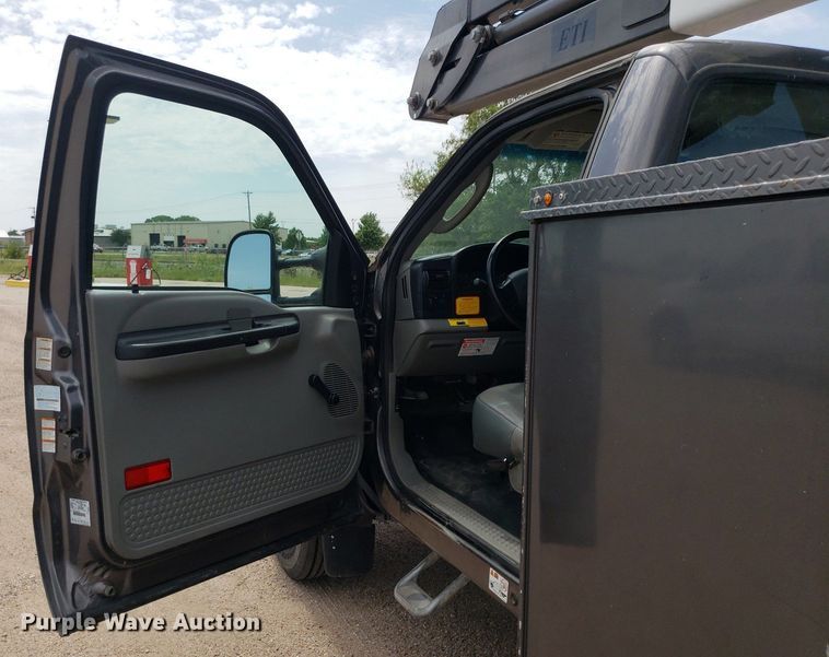 image for item IP9382 2005 Ford F450 Super Duty  bucket truck