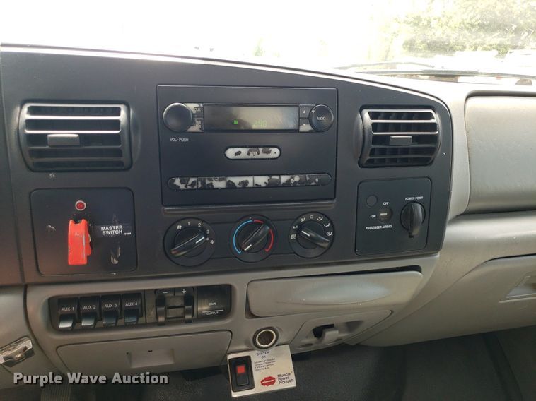 image for item IP9382 2005 Ford F450 Super Duty  bucket truck