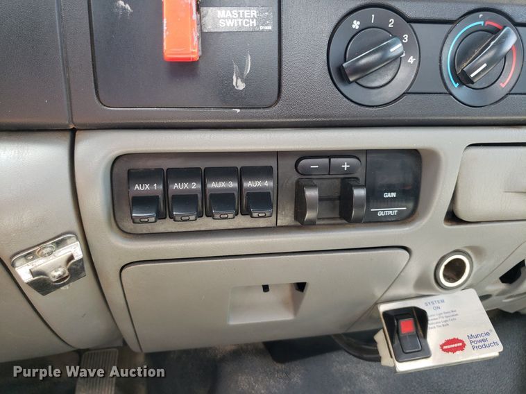 image for item IP9382 2005 Ford F450 Super Duty  bucket truck