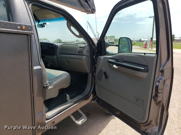 image for item IP9382 2005 Ford F450 Super Duty  bucket truck