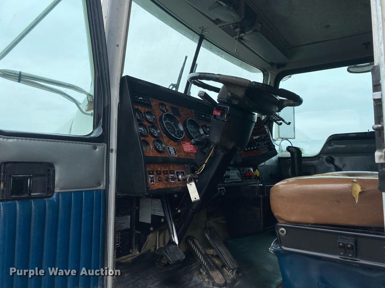 image for item KB9441 2000 Kenworth T800B  flatbed truck