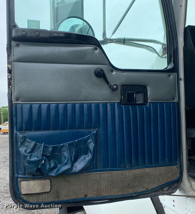 image for item KB9441 2000 Kenworth T800B  flatbed truck