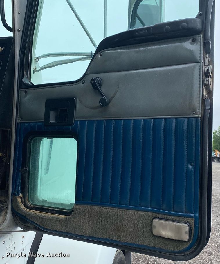 image for item KB9441 2000 Kenworth T800B  flatbed truck