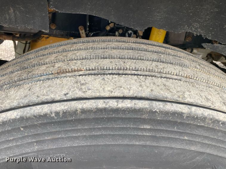 image for item KB9441 2000 Kenworth T800B  flatbed truck