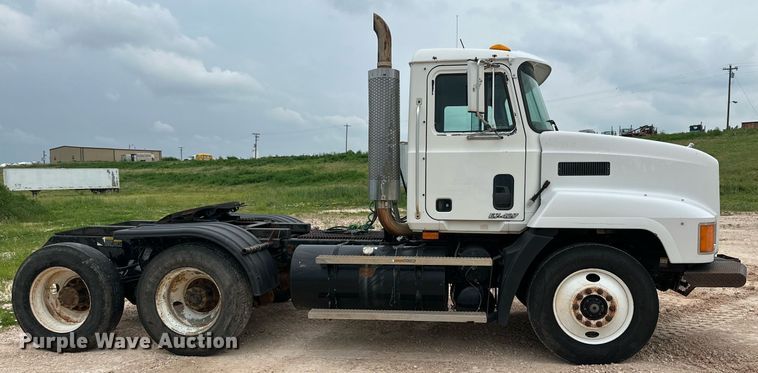 image for item KM9909 1998 Mack CH613  semi truck