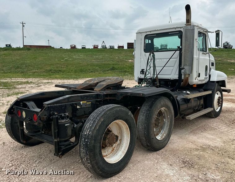 image for item KM9909 1998 Mack CH613  semi truck