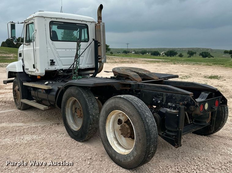 image for item KM9909 1998 Mack CH613  semi truck