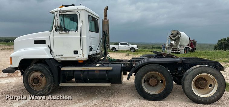 image for item KM9909 1998 Mack CH613  semi truck