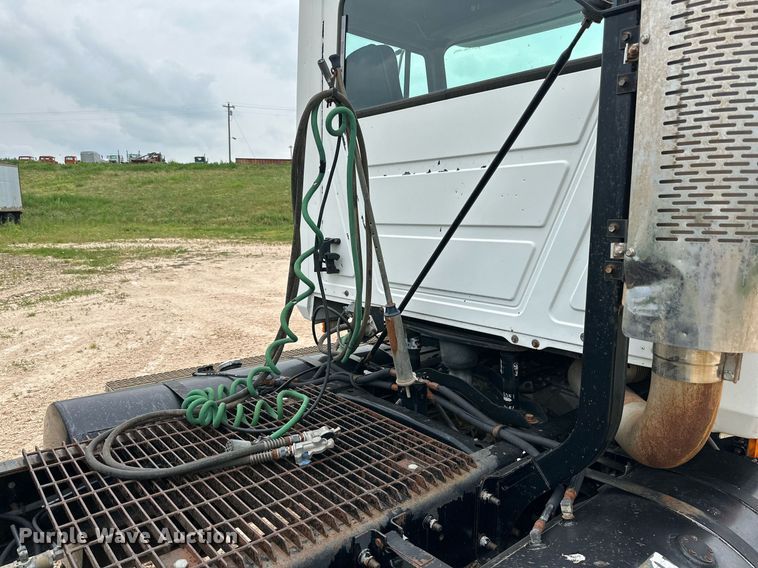 image for item KM9909 1998 Mack CH613  semi truck