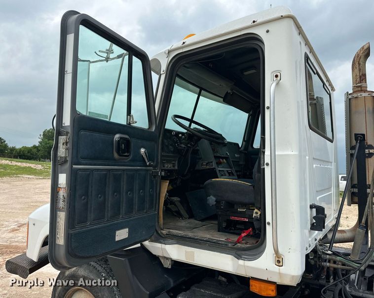 image for item KM9909 1998 Mack CH613  semi truck