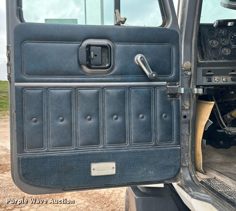 image for item KM9909 1998 Mack CH613  semi truck