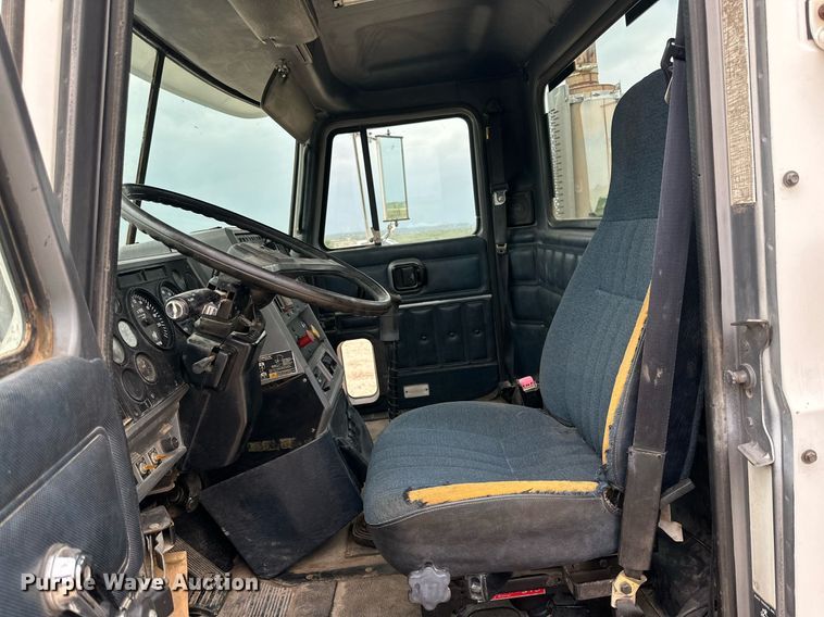 image for item KM9909 1998 Mack CH613  semi truck