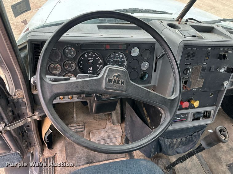 image for item KM9909 1998 Mack CH613  semi truck