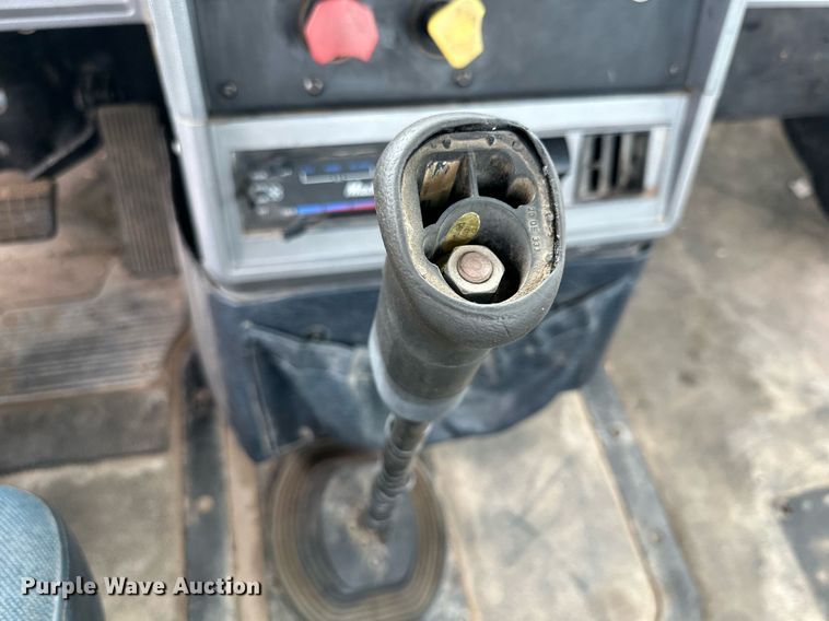 image for item KM9909 1998 Mack CH613  semi truck