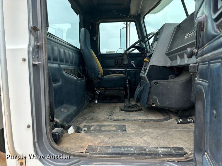 image for item KM9909 1998 Mack CH613  semi truck