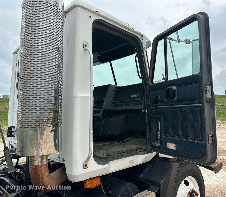 image for item KM9909 1998 Mack CH613  semi truck