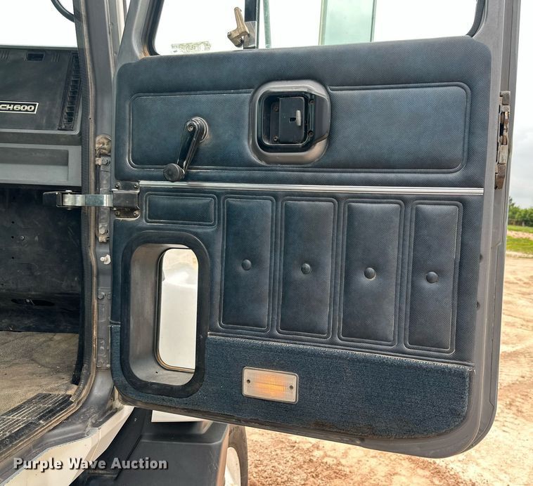 image for item KM9909 1998 Mack CH613  semi truck