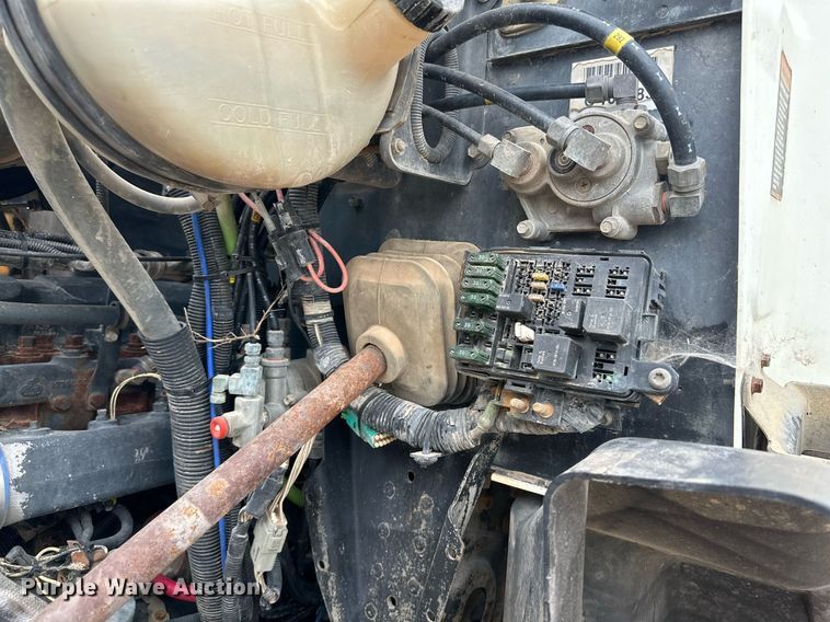 image for item KM9909 1998 Mack CH613  semi truck