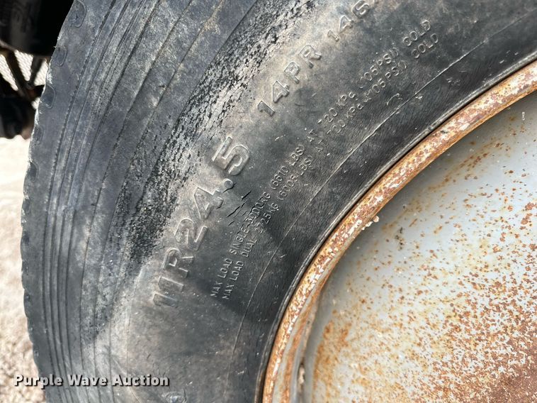 image for item KM9909 1998 Mack CH613  semi truck