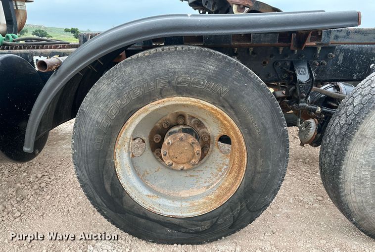 image for item KM9909 1998 Mack CH613  semi truck