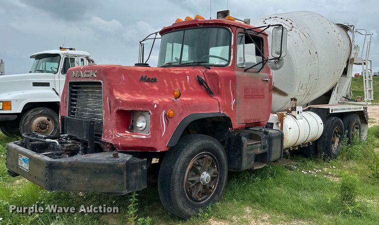 image for item KM9910 1992 Mack DM Series  ready mix truck
