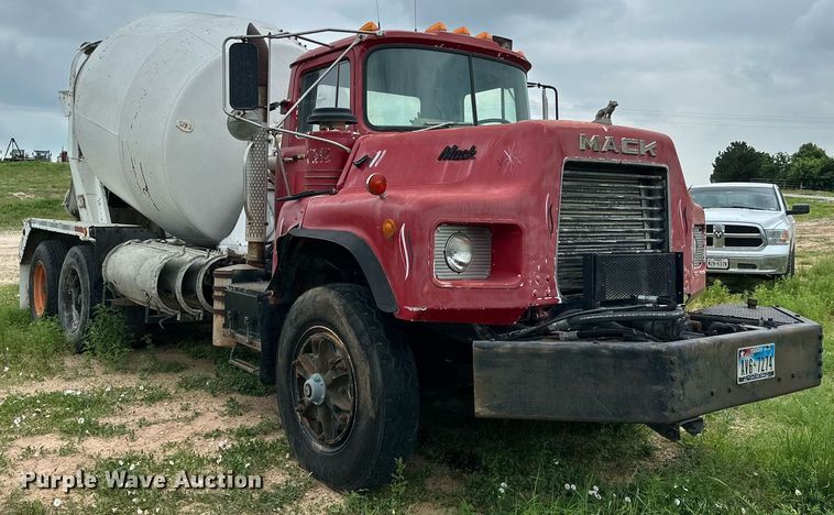image for item KM9910 1992 Mack DM Series  ready mix truck
